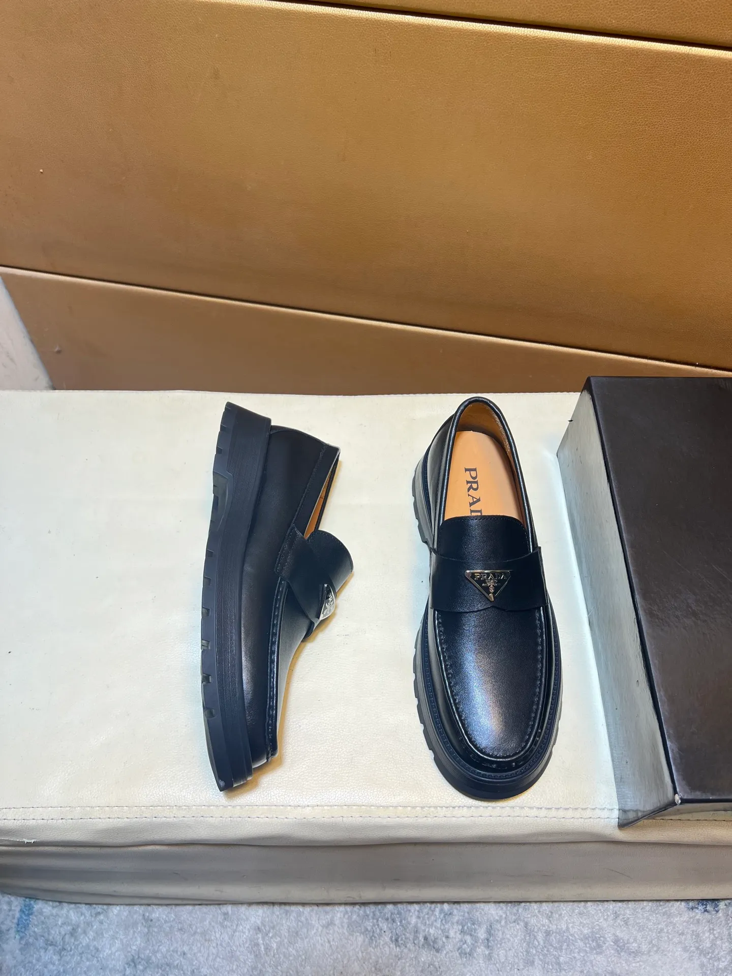 pp440💰👑👑👑 PRADA*PRADA Niuli·Exclusive first release·～Unique modern style sneakers. Counter purchasing 🏃casual leather shoes😍😍 original shiny leather imported from Italy (refuses to discolor and rub feet) soles: original soles specially provided by the original factory, super cool 😍 lace up and walk with wind 👍 style design ⚠️ super comfortable, wear-resistant and non-slip original soles. Just like shooting the real thing🎬The real thing is better. Suitable for outdoor and driving👍Perfect high-quality sneakers, men's shoe size: 38-44